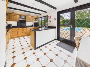 KITCHEN / BREAKFAST ROOM- click for photo gallery